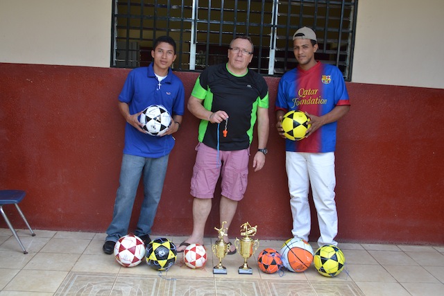 Remise de ballons et trophées pour les equipes de football du village