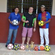 Remise de ballons et trophées pour les equipes de football du village