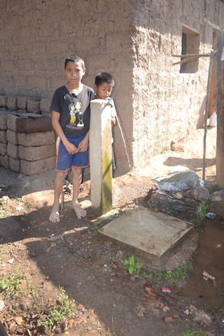 La joie des enfants et des parents : enfin de l'eau potable !